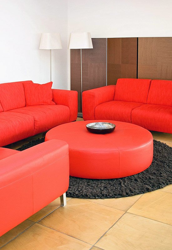 Пример хорошего сочетания формы мебели и ковра