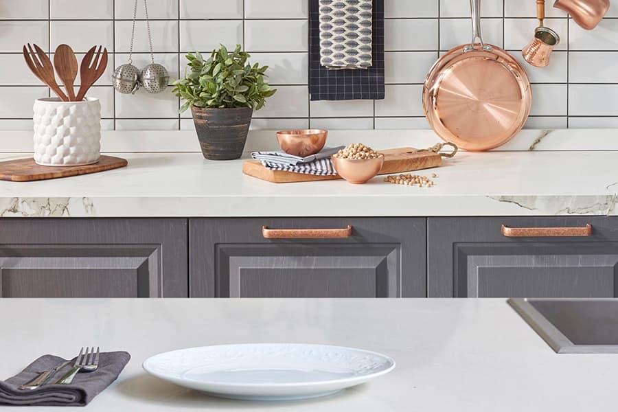 Аксесуари якого кольору вибрати для кухні у сірих тонах