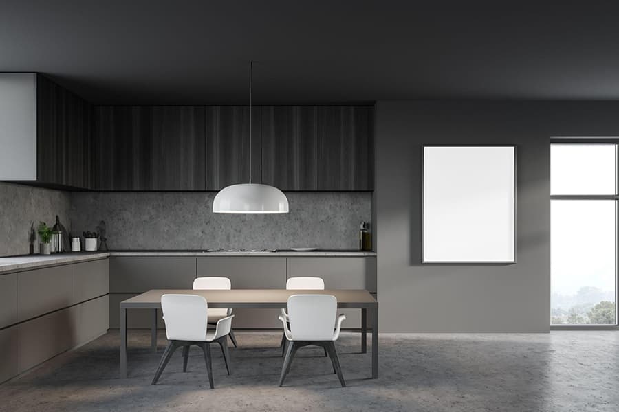 Білі елементи декору в поєднанні із сірою кольоровою гамою на кухні