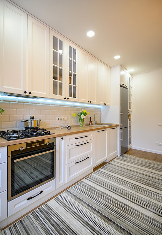 Большой контрастный ковер в полоску на кухне