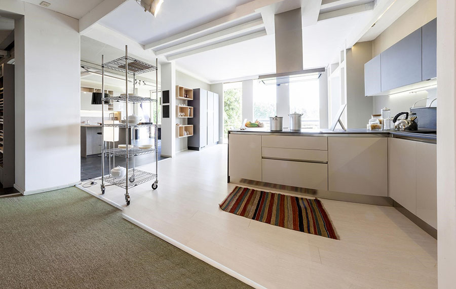 Доріжка з яскравим принтом на кухні зі світлим інтер'єром