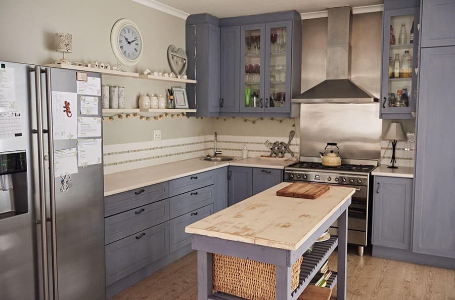 Грамотне планування та освітлення на кухні з сірою гамою