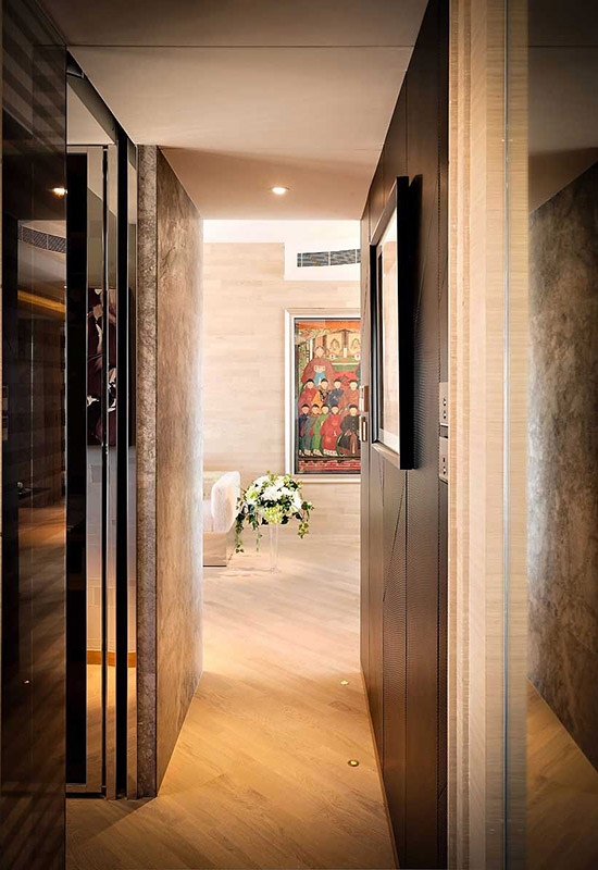 Використання точкового освітлення в дизайні інтер'єру вузького передпокою