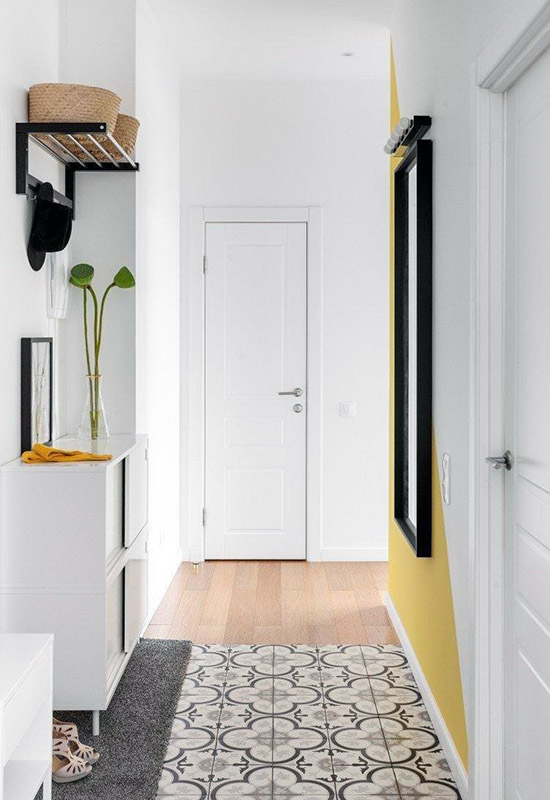 Використання яскравих елементів в оздобленні стін вузького передпокою