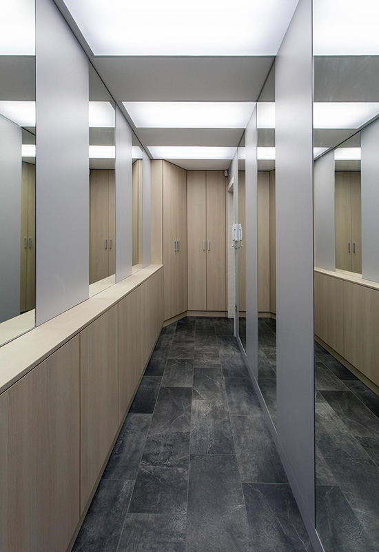 Використання дзеркал у вузькому передпокої для візуального збільшення простору