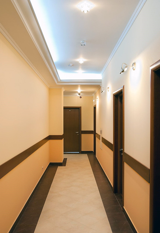 Як збільшити візуально простір передпокою за допомогою світильників