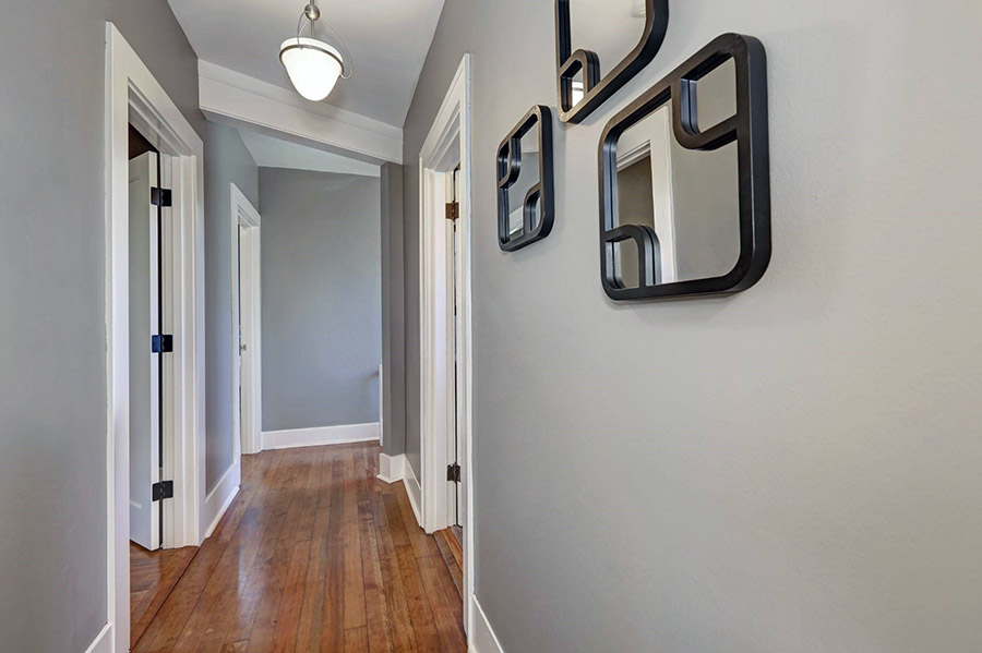 Як візуально збільшити простір у вузькому передпокої