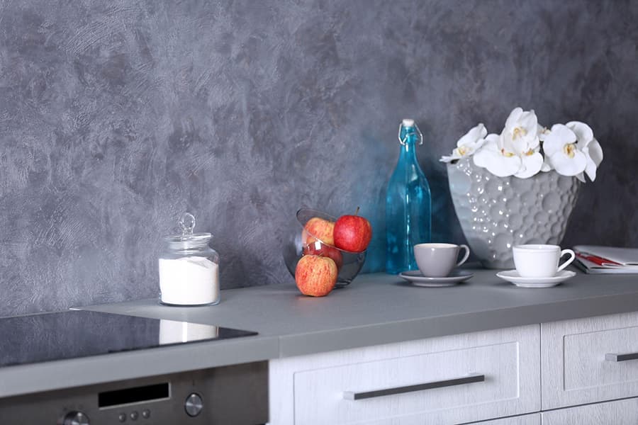 Як вибрати матеріал оздоблення стін для сірої кухні