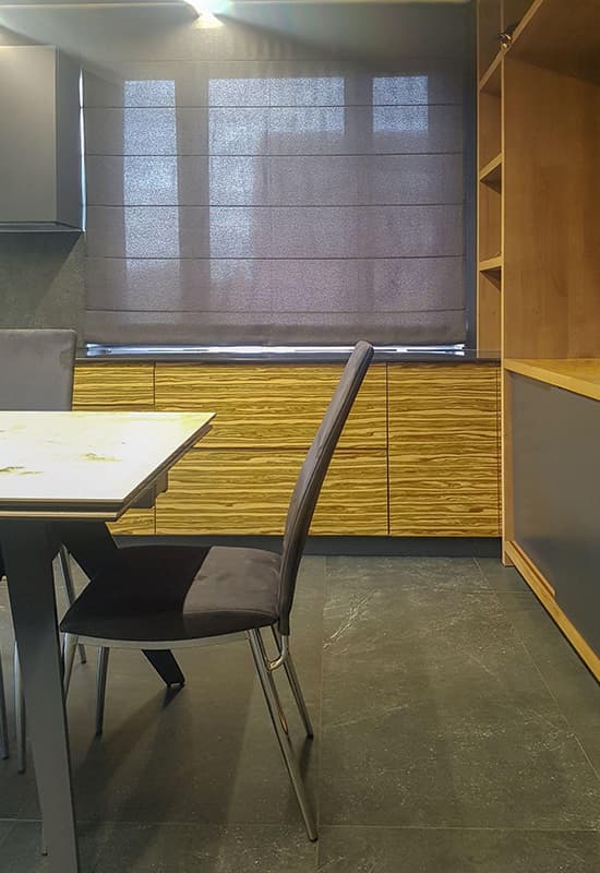 Як вибрати штори та аксесуари для кухні в сірих тонах