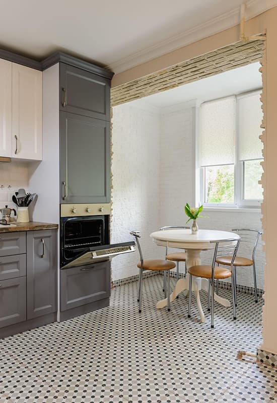 Як виглядає сіра кухня з бежевими меблями та елементами декору