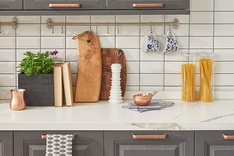 Якого кольору вибрати меблі для сірої кухні