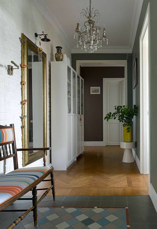 Класичний дизайн інтер'єру на прикладі вузького передпокою