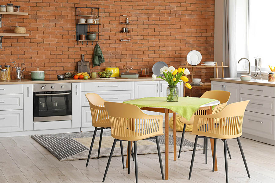 Ковер с теплыми оттенками на просторной кухне