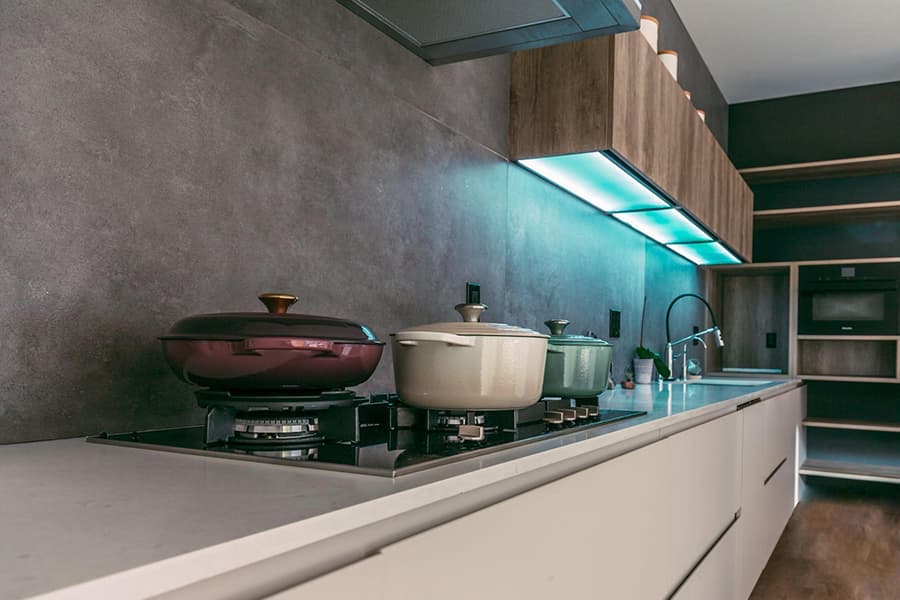 Гарне підсвічування робочої зони на кухні з сірим дизайном інтер'єру