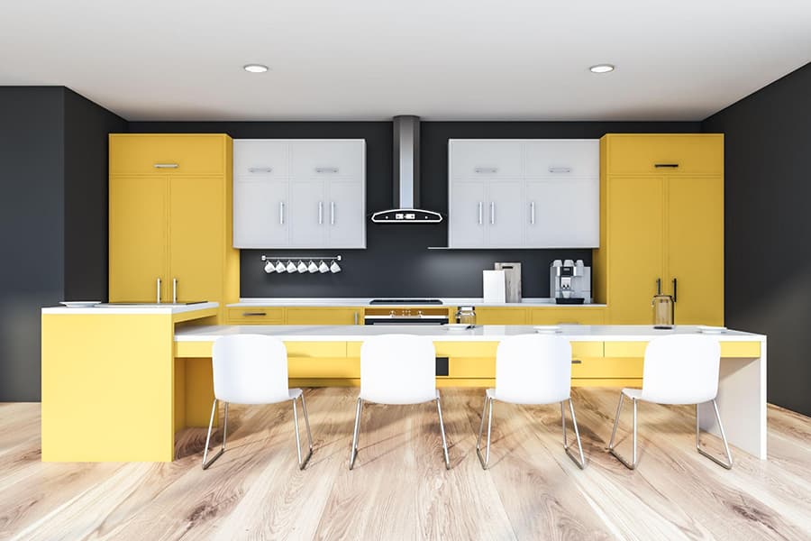 Чи можна поєднувати яскраві акцентні кольори із сірою кухнею