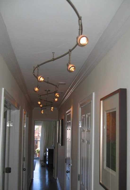 Незвичайна система освітлення по всій довжині стелі у вузькому передпокої