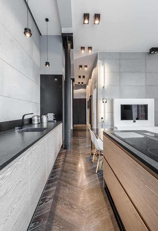 Освітлення робочих зон на кухні із сірим дизайном інтер'єру