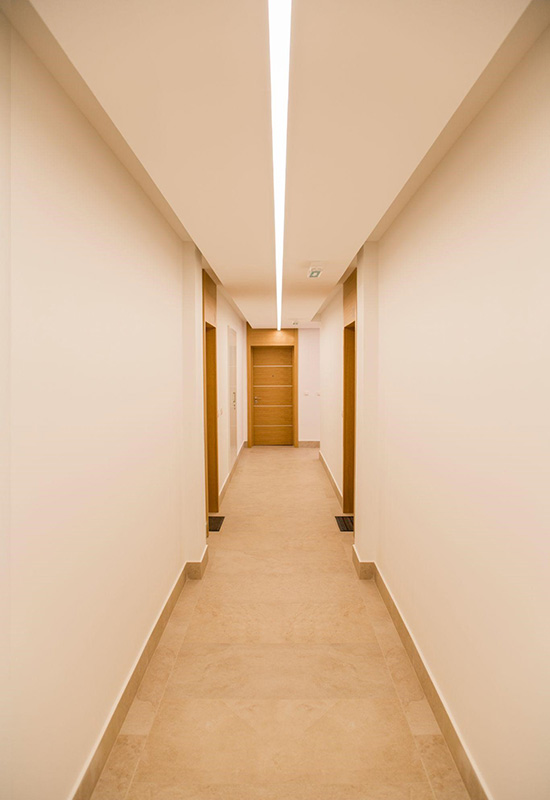 Освітлення вздовж усієї стелі у вузькому передпокої