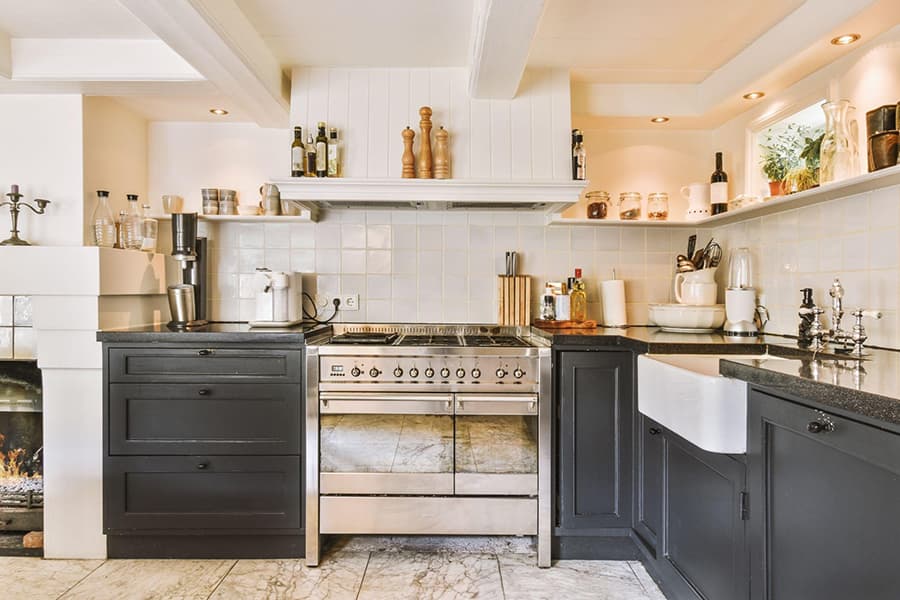 Планування кухні з темно-світлими меблями та сірим оздобленням