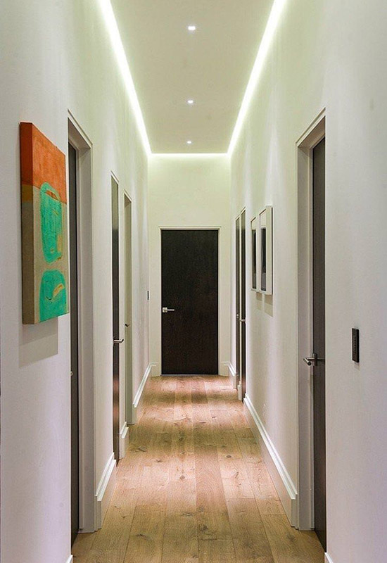 Стеля з підсвічуванням по периметру в довгому передпокої