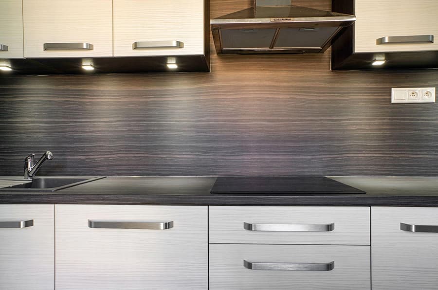 Правильне освітлення для кухні у сірому стилі