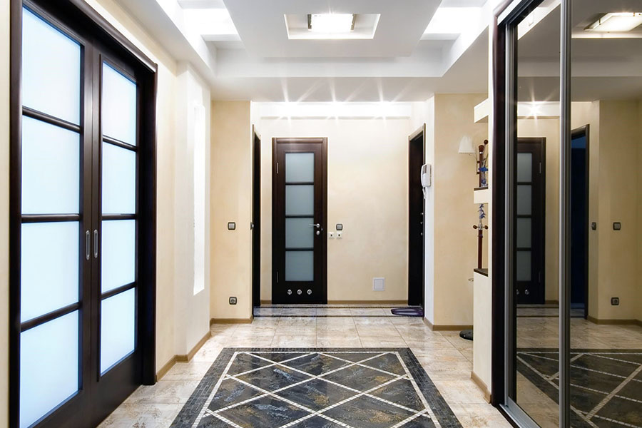 Передпокій з безліччю світильників для візуального збільшення простору