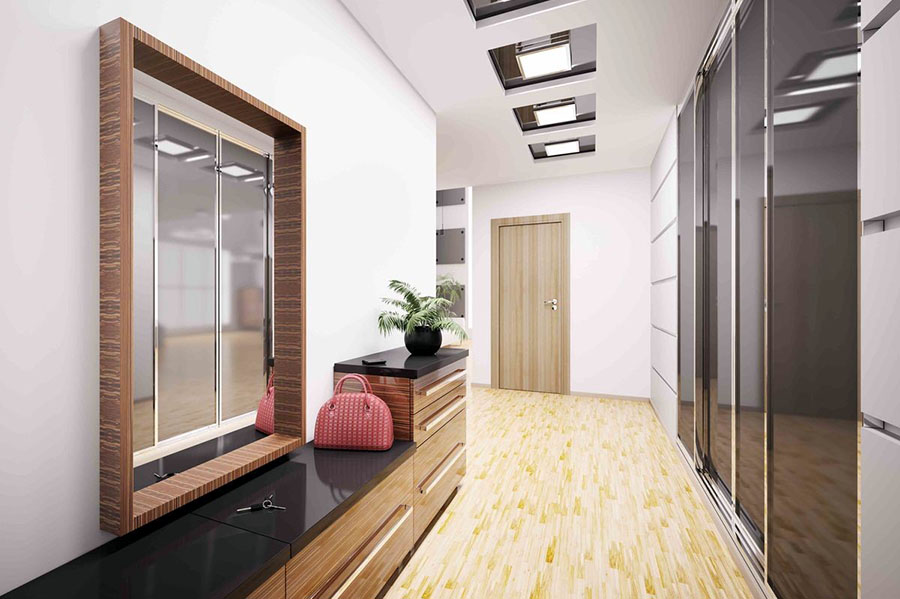 Передпокій із кількома світильниками та великим дзеркалом