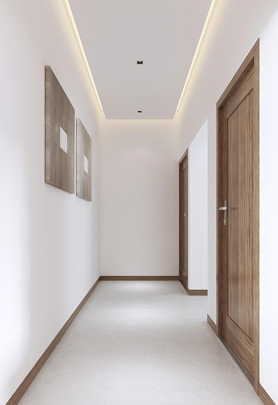Приклад красивої світлої стелі з підсвічуванням у вузькому передпокої