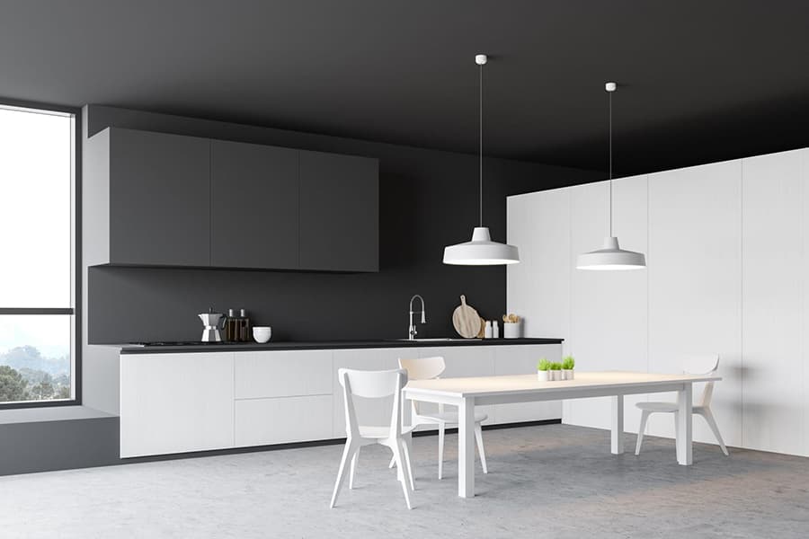 Приклад красивої кухні з темним верхом та білим низом