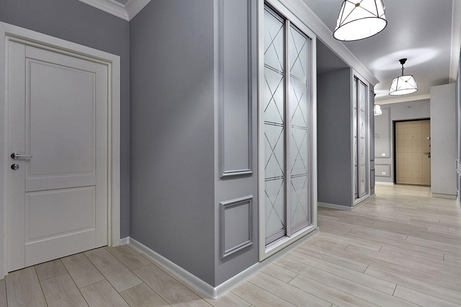 Приклад однотонного оздоблення стін у передпокої