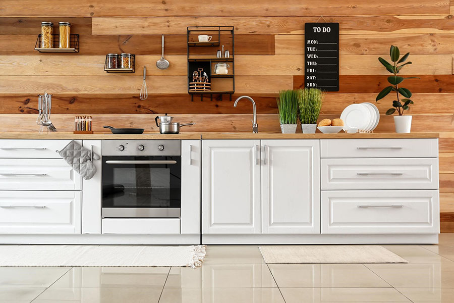 Пример подходящего ковра для глянцевого кафеля в кухне