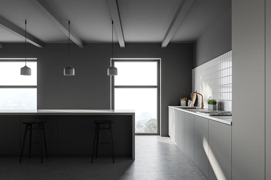 Приклад реальної кухні з сірим інтер'єром та світлою робочою зоною
