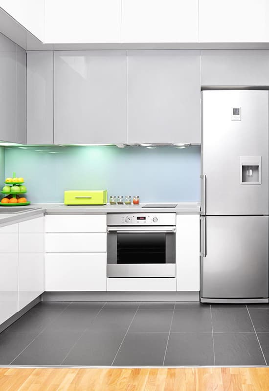 Приклад поєднання білих елементів та кухні у сірих тонах