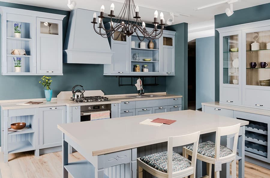 Приклад поєднання світлих та темних акцентів у сірій кухні