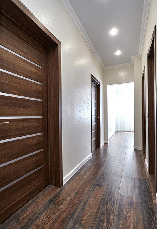 Приклад вдалої колірної гами в оздобленні вузького передпокою