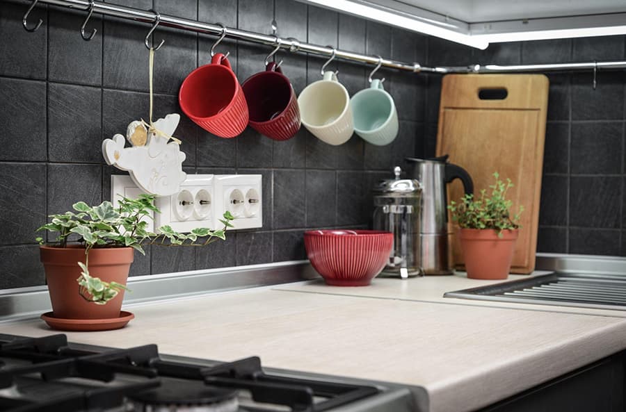 Сіра кухня з яскравими елементами декору