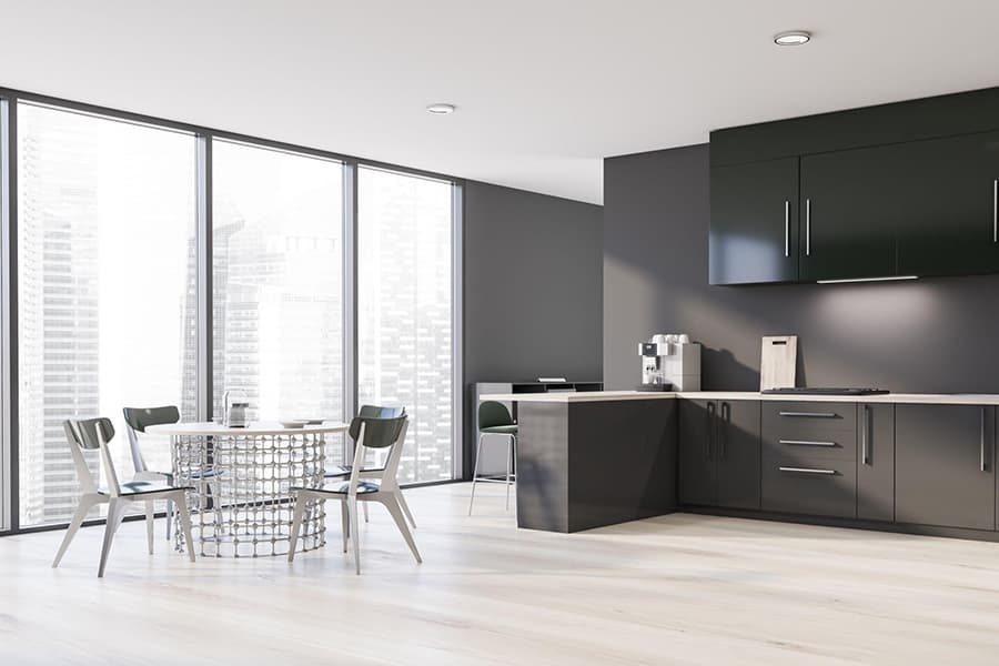 Сірий інтер'єр кухні з елементами чорного кольору