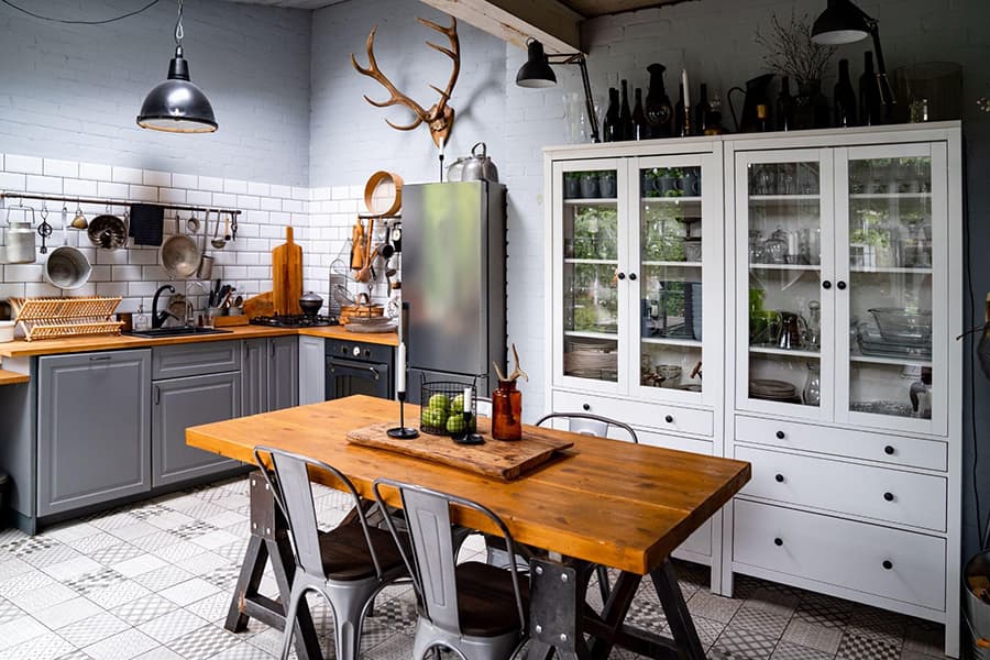 Поєднання теплих кольорів із сірим дизайном інтер'єру кухні