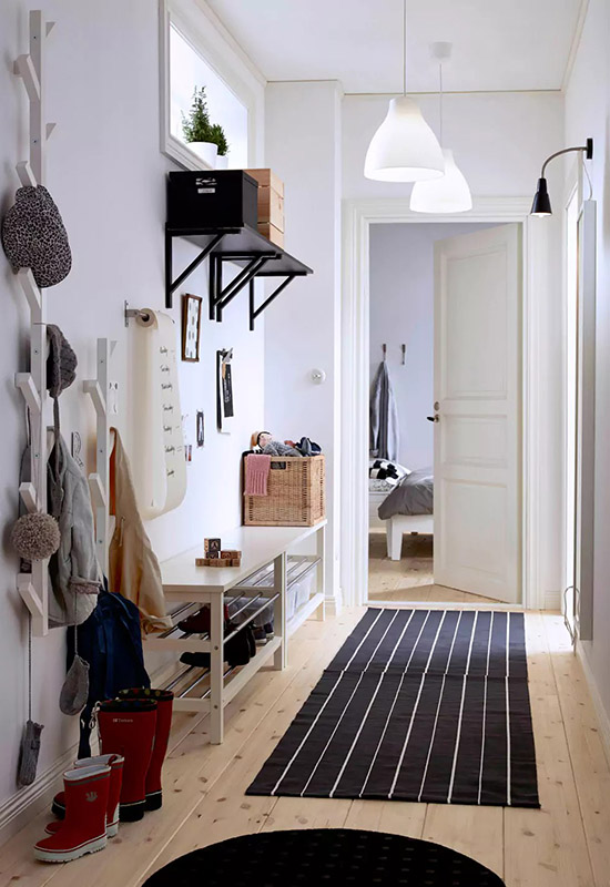Світлий невеликий передпокій з відкритими вішалками і системою зберігання речей