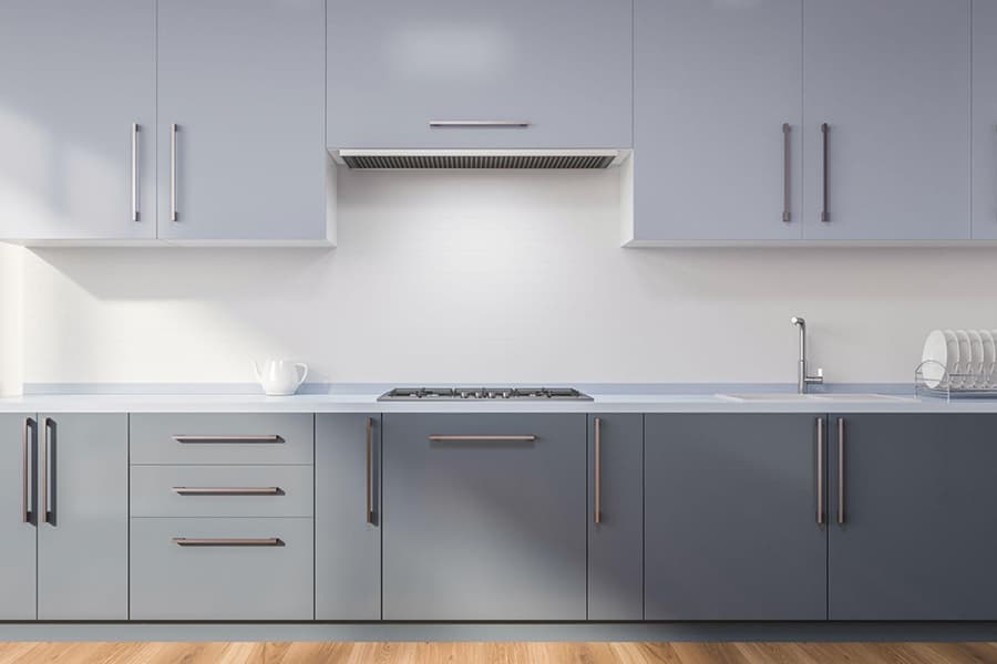 Світло-сірий інтер'єр сучасної кухні з прямим плануванням