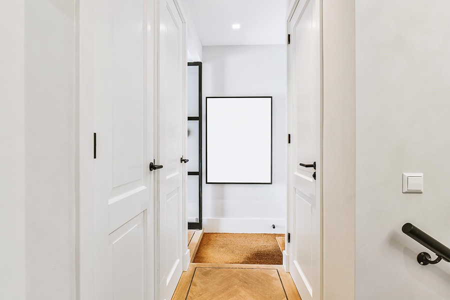 Світлий дизайн інтер'єру для розширення простору передпокою