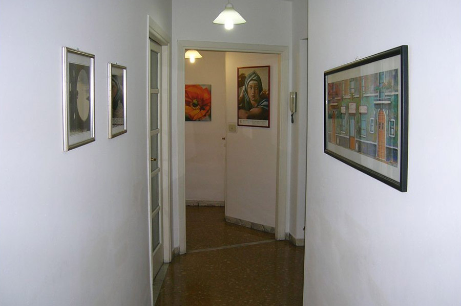 Світлий інтер'єр вузького передпокою з відкритими світильниками