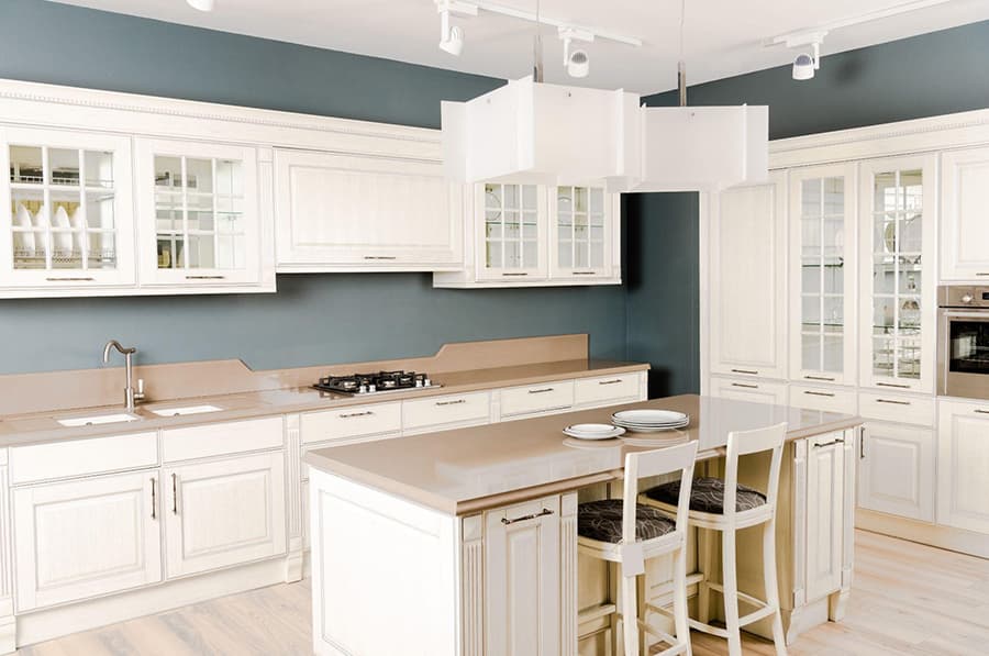 Зручне кутове планування на кухні з сірою кольоровою гамою