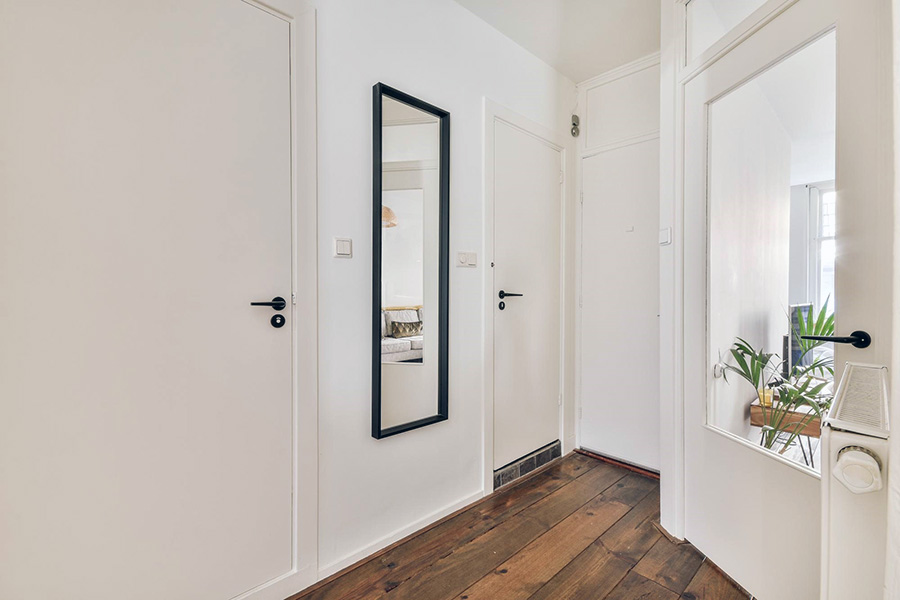 Затишний передпокій зі світлим інтер'єром і коричневим оздобленням підлоги