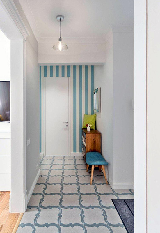 Затишний вузький передпокій з яскравими деталями інтер'єру