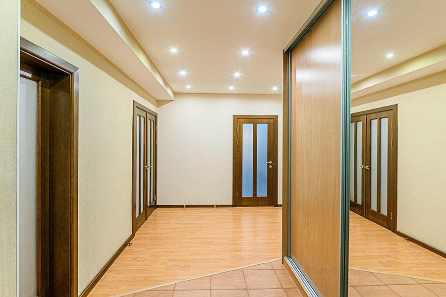 Вузький довгий передпокій з хорошим освітленням