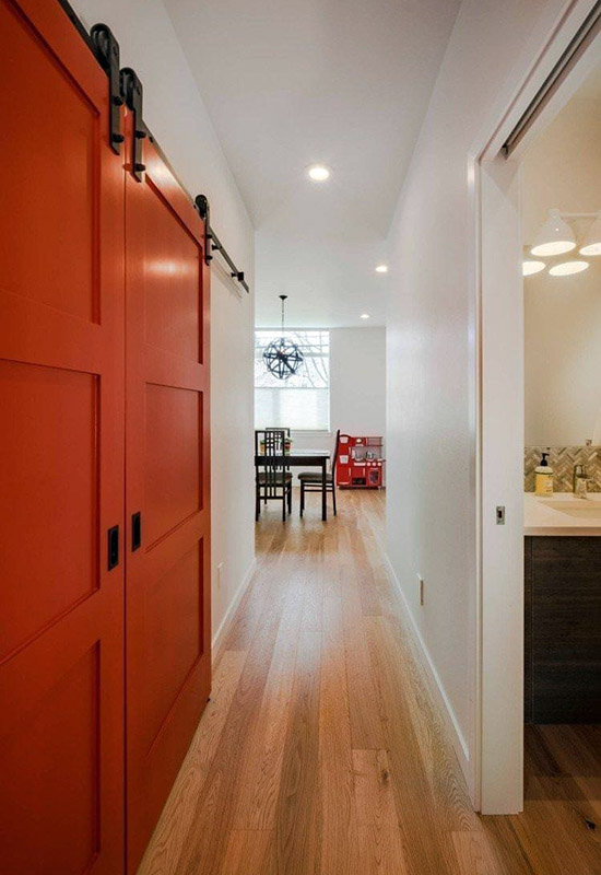 Вузький передпокій із контрастними меблями та оздобленням