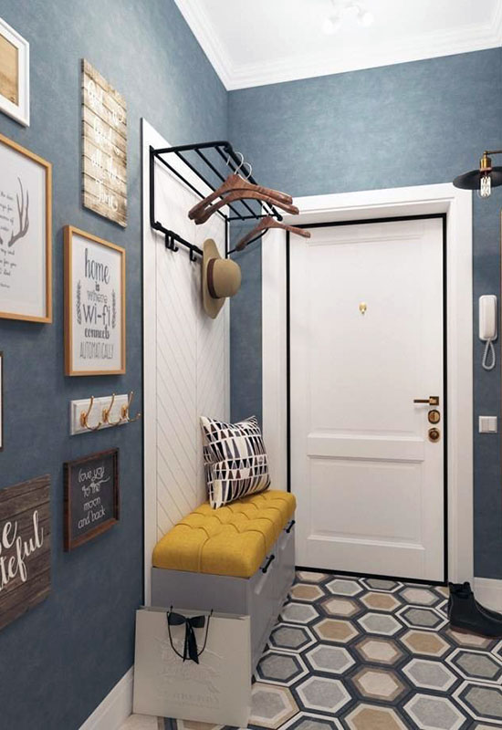 Вузький передпокій з пуфом і відкритою системою зберігання речей