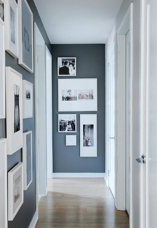 Вузький сучасний передпокій із картинами на стінах