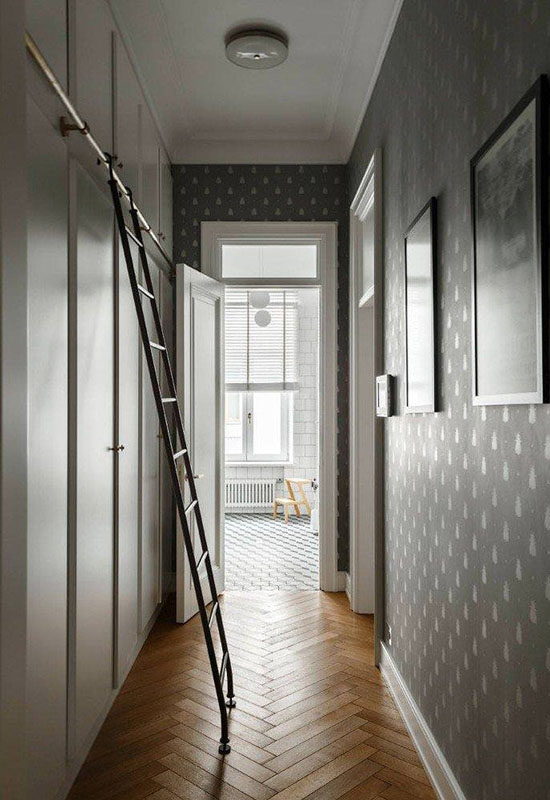 Візуальне розширення простору вузького і високого передпокою